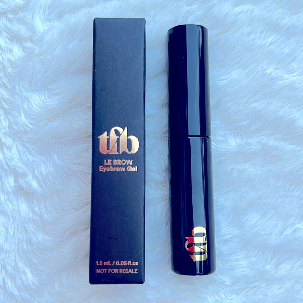 LE BROW Eyebrow Gel is a lightweight, fragrance-free formula.